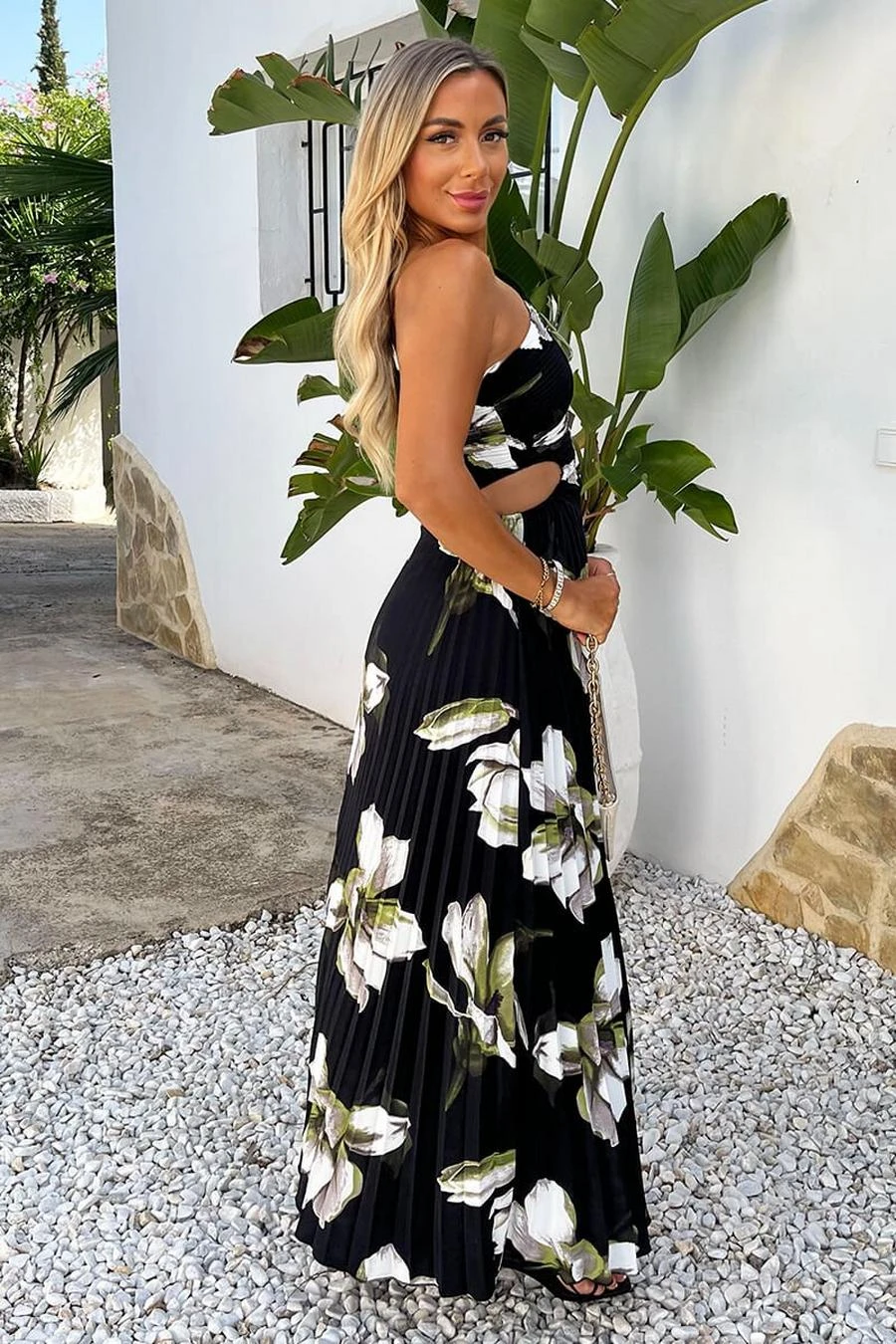 AX Paris Black And White Floral Print One Shoulder Cut Out Pleated Midi Dress 4 AX Paris Black And White Floral Print One Shoulder Cut Out Pleated Midi Dress - Image 4
